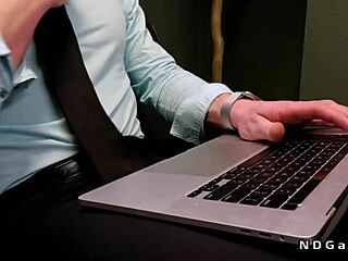 근육질 게이 동료들이 사무실에서 림잡과 애널 박기.