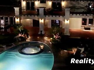 Fiesta en piscina con pelirroja cachonda caliente y viciosa