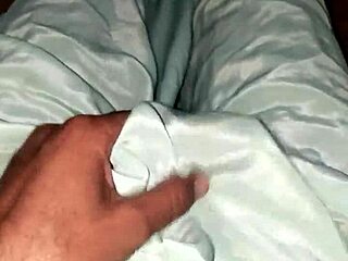 شوف هالراجل المثلي الجذاب يستمني مع عمة ريشمي الساخنة