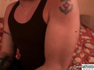 gostosa asiática shares steamy outdoor ménage fun