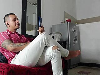 La mujer de mi hermanastro muestra su nueva ropa interior y conversamos deliciosamente