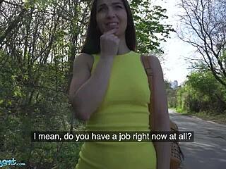 Hé, Kijk Italiaanse Babe Moona Snake In Dat Strakke Gele Jurkje In Het Openbaar!