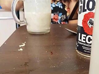 Podglądanie siostrzenicy bez majtek jest takie złe, ale ekscytujące