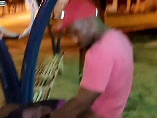 在公共广场实现和朋友的性爱癖好