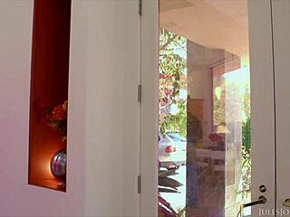 Julesjordan.com展示Angela White激烈双插合集场景，看她一次对付两个！