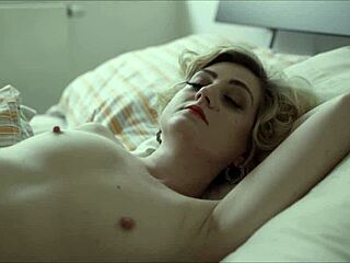 Česká kočka ukazuje svoju tesnú pičku, sakra horúca!