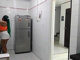 Sirvienta colombiana mama polla masturbando coño mojado