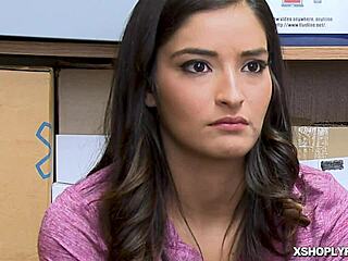 Emily Willis dostává roztaženou oholenou kundu od lp důstojníka. Drsný obchodní setkání se rozvíjí.