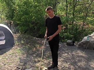 Novinho hétero mete na boca e no rabo por grana rápida