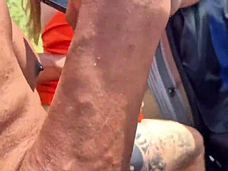 Gruppe af venner stopper bilen på vejen for at kneppe de varme i græsset