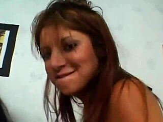 Adamım, bu iki hatunun vahşi üçlüden sonra sperm değiş tokuşunu izlemeye bayılıyorum