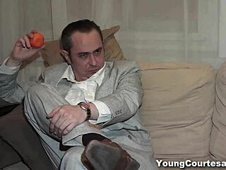 สาวบริการสาว Aubrey โดนแตกในใส่ถุงน่องไนลอนหีโกน