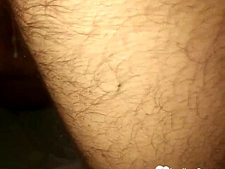 매력적인 의붓딸이 브루넷과 홈메이드 씬에서