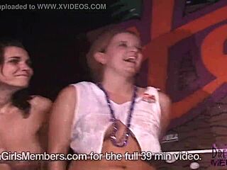 Κολλεγιόπαιδα Φλασάρουν Μεγάλα Φυσικά Τσιτσίδια σε Διαγωνισμό Βρεγμένου Μπλουζάκι