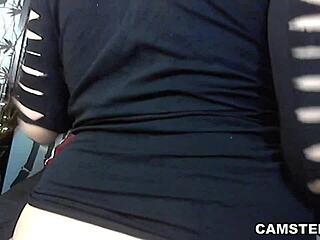 Stor rumpe euro milf knuller røven sin med en enorm dildo på webcam