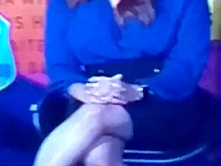 야, 매운 인도 TV 앵커, 구부려서 박아볼래?