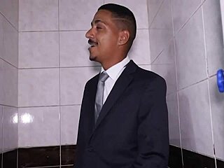 fudendo o funcionário do banheiro - gay pornstar amateurs in hardcore action