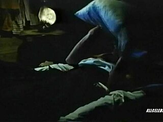 캐슬린 벨러가 1981년 서페이싱에서 토플리스, 레트로 누드 매력 드러내. 이 클래식 씬에서 어떤 숨겨진 욕망이 드러날까?