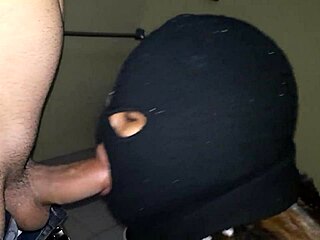 Bandida chupando refém no cativeiro com pauzão