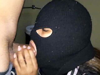 Bandida chupando refém no cativeiro com pauzão