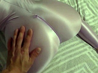 セクシーニロン姿のベイブがワイルドハンドジョブでチンポをストローク!