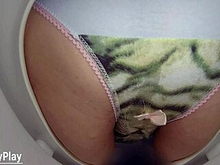 يا رجل، تم القبض على بول يقطر في اللباس الداخلي على كاميرا الحمام