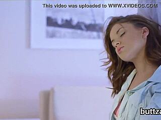 Voi, tämä pieni 18+ nuori nainen naidaan pilluun ja perseeseen niin kovaa! 😍