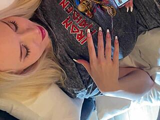 Chica universitaria caliente provoca polla con muslos apretados