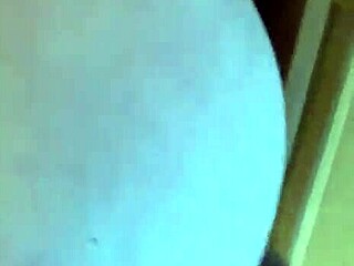 티더 여자가 첫 데이트에 구부려져서 세게 박혀