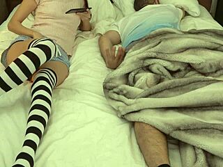 Podkradłam telefon ojczyma by się dotykać obok niego w łóżku 😳