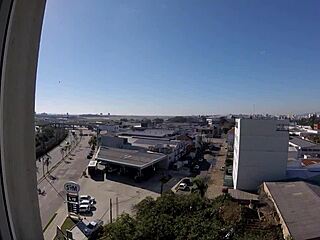 سارادا عارية في نافذة الفندق، مشاهدة سرية كريم بي وبزاز كبيرة