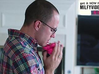 Не вярвам, че мащеха Ема Хикс ми показа как да лижа и духам