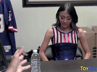 若いアジア美女が太いチンポを激しくフェラしてパウンドされる！