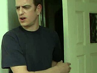 MILF hisap dalam kote, lalu dikongkek membongkok gaya cowgirl dan anjing, termasuk rimjob dalam aksi amatur