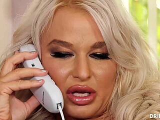 스타킹 입은 큰 가슴 금발녀 딥스로트 후 하드코어 항문 섹스 😍