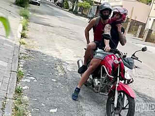 Subi na Moto e na Pica do Meu Amigo Hard