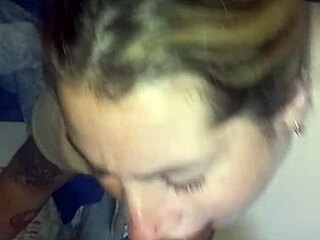 東部時間午前8時の初めての朝イキ、パンティの中で