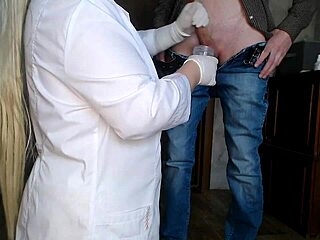 MILF jururawat berlutut melakukan analisis air mani