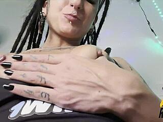 caroleta roots shows her perfect pussy wide open 😘