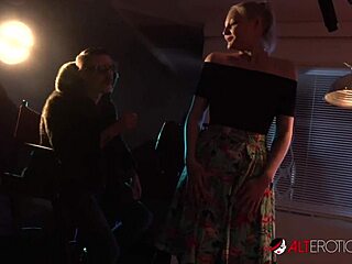 เฮ้ สาวบลอนด์น่ารัก Arielle Aquinas พร้อมเย็ดผู้กำกับใหม่มั้ย?