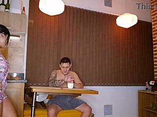 Férj megcsalása fiatal szomszéddal nyers szexért - Sara Films