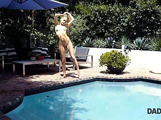 Daddy4k deklica vara fanta s pastorkom ob bazenu