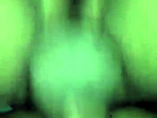 에보니 브루넷의 보지가 정액으로 가득 채워져!