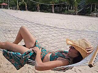 О боже, флашинг без гащи под дълга рокля на обществен плаж! 😜