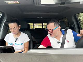 Sol Peterson verbluft met deepthroat en test neukmachine buiten