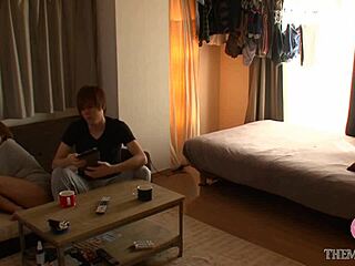 Kita Hidup Aneh bareng Mantan Pacar yang Pindah ke Kamar Gue buat Ngentot dan Jemari