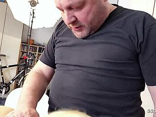 Kurvige Deutsche Mitarbeiterin Erwischt Alten Sack Beim Porno Gucken Und Gibt Alles