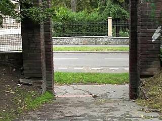 귀여운 18+ 틴 알렉시스 크리스털이 야한 공공 거리 갱뱅 참여