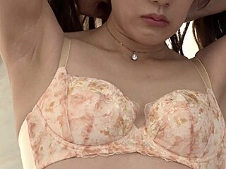 Esposa japonesa Sayuri Komiya chupa e é lambida em estreia crua