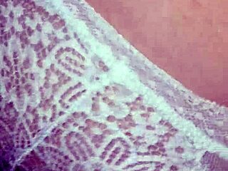 スペインの金髪美女が真夜中に私のマンコにチンポを擦りつけて起こす